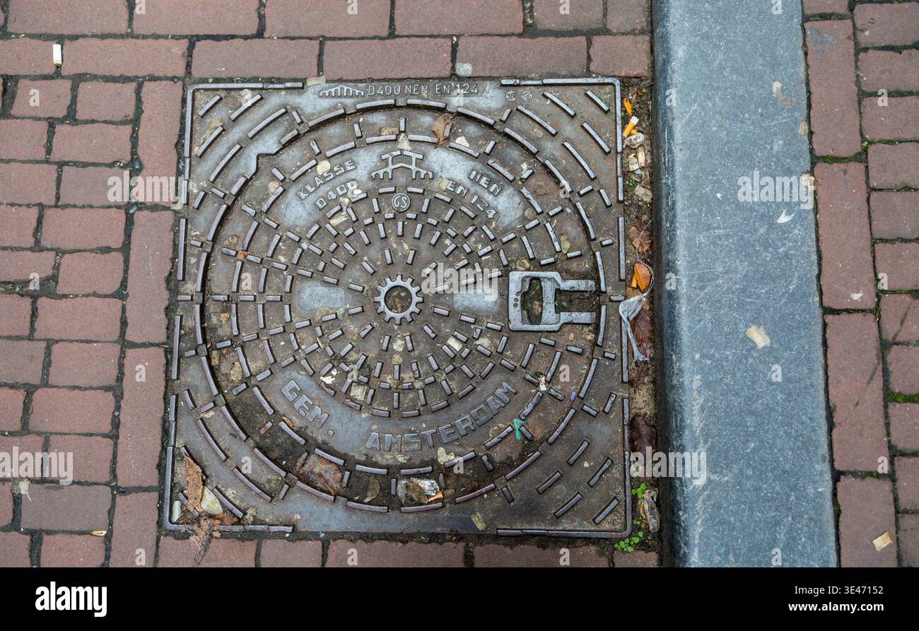 Un primo piano del coperchio di scarico metallico nella città olandese di Amsterdam, Olanda Foto Stock