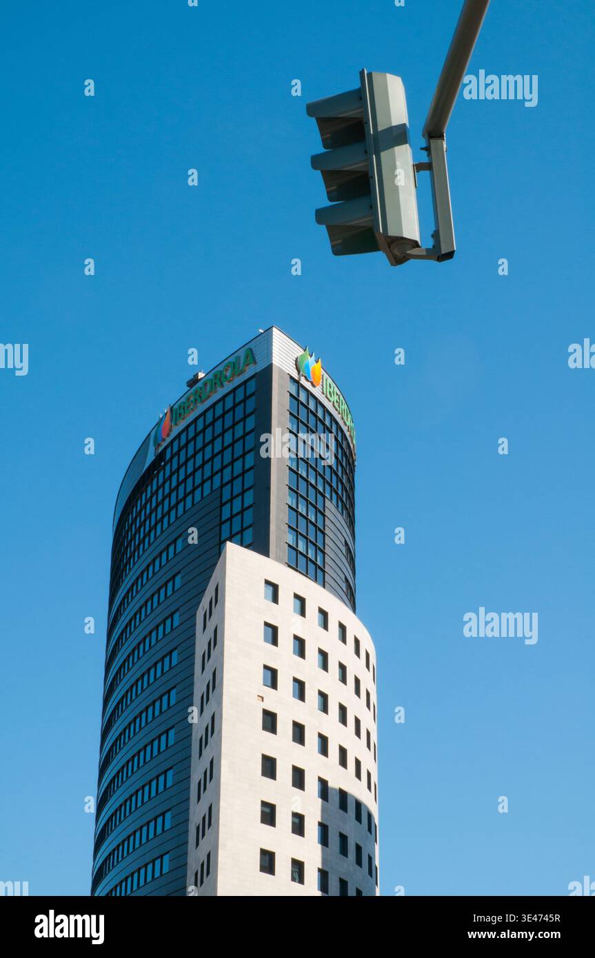Edificio Iberdrola e semaforo. Valencia, Spagna. Foto Stock