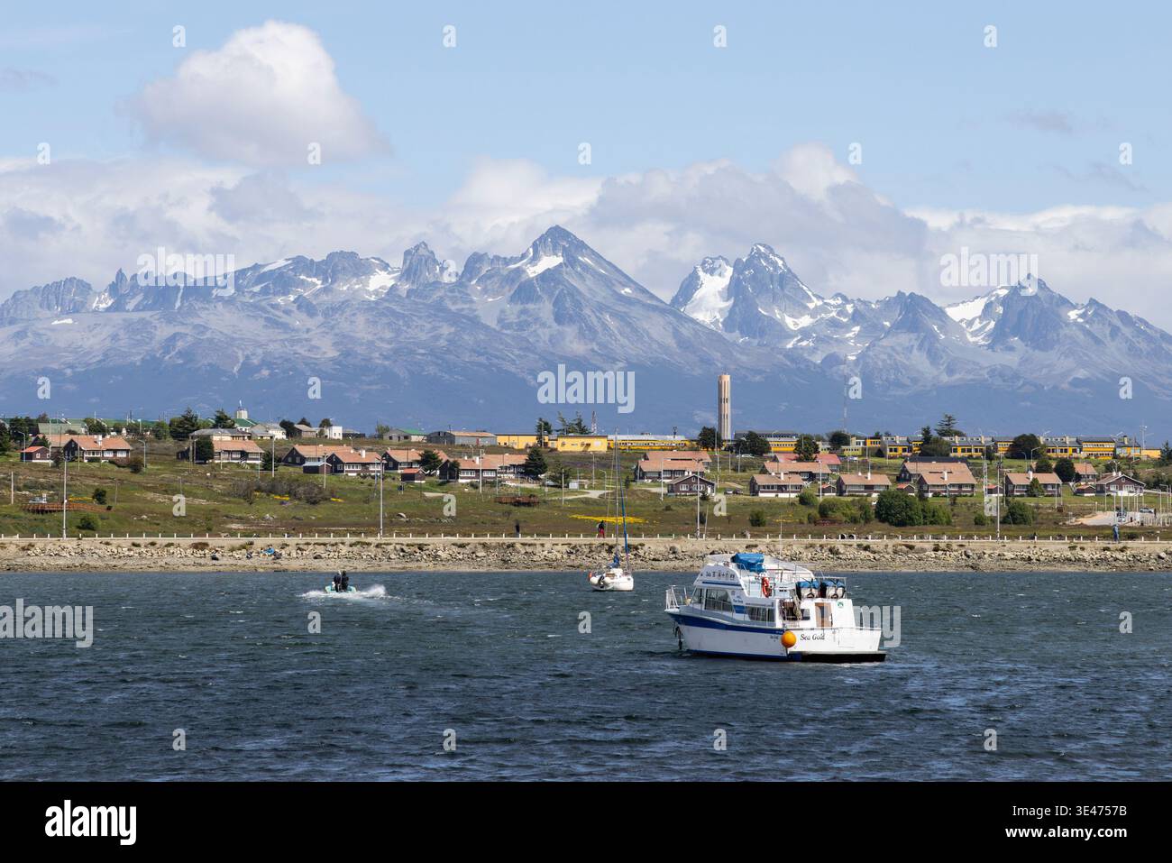 Barche da diporto nella zona del porto e le montagne della Patagonia oltre. Ushuaia, Argentina Foto Stock