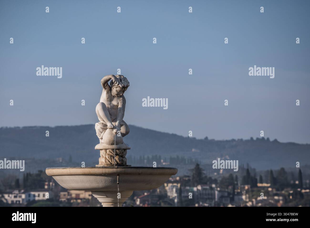 Scultura in marmo cupido con giochi d'acqua Foto Stock