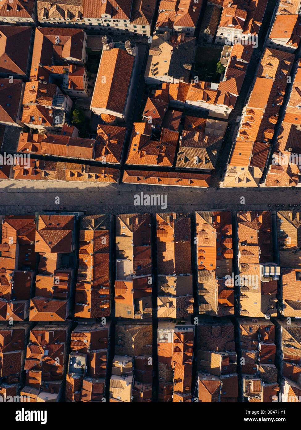 Vista aerea dei tetti in terracotta della città vecchia che incontrano le strade acciottolate al sole sottostanti, Dubrovnik, Dubrovnik-Neretva County, Croazia. Foto Stock