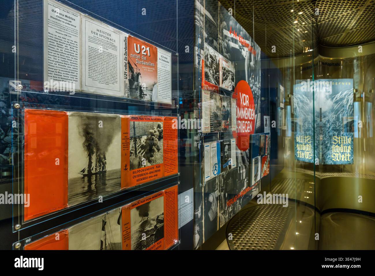 Mostra di documenti storici e libri sul tema delle "copertine dei libri d'arma" presso il Museo dei libri e della scrittura di Lipsia. Lipsia, Sassonia, Germania Foto Stock
