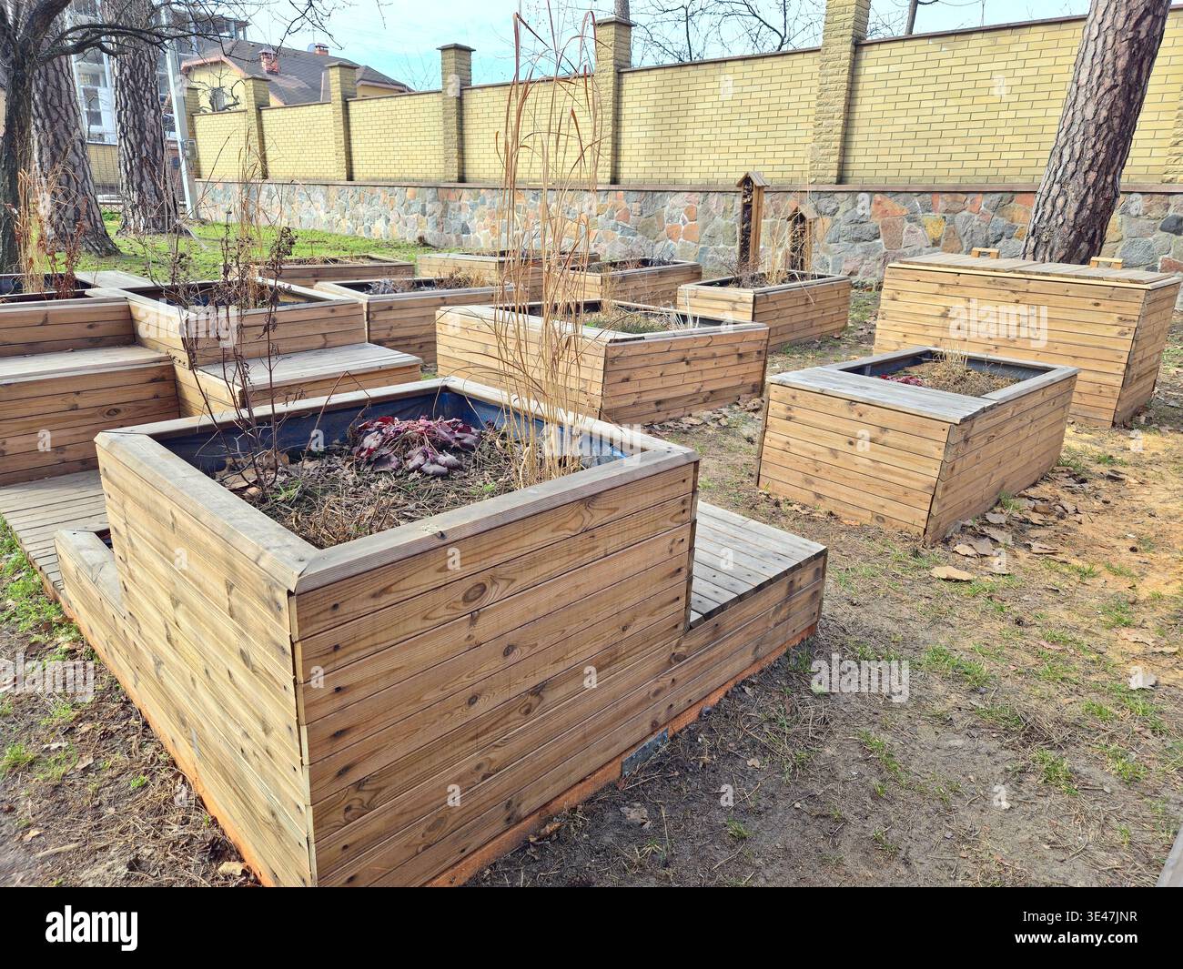 Concetto di educazione sostenibile in un giardino scolastico. Ambiente di apprendimento ecologico. - Immagine stock catturata con smartphone