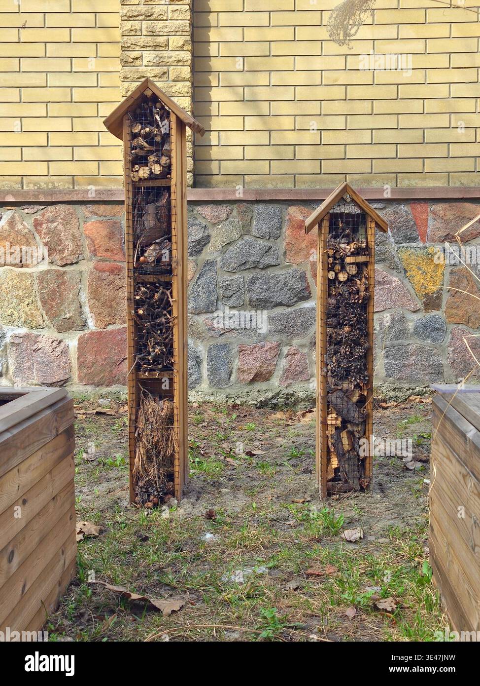 Torri alberghiere in legno per insetti e insetti per biodiversità e impollinazione in un giardino ecologico - concetto di vita sostenibile - Immagine stock catturata con smartphone