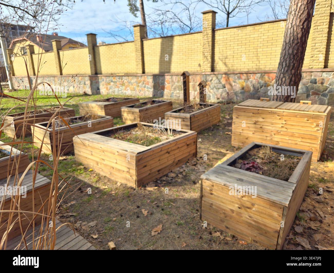 Sostegno alla biodiversità e agli impollinatori nel giardino scolastico sostenibile. Concetto di educazione ambientale con habitat di insetti e letti da giardino - Immagine stock catturata con smartphone