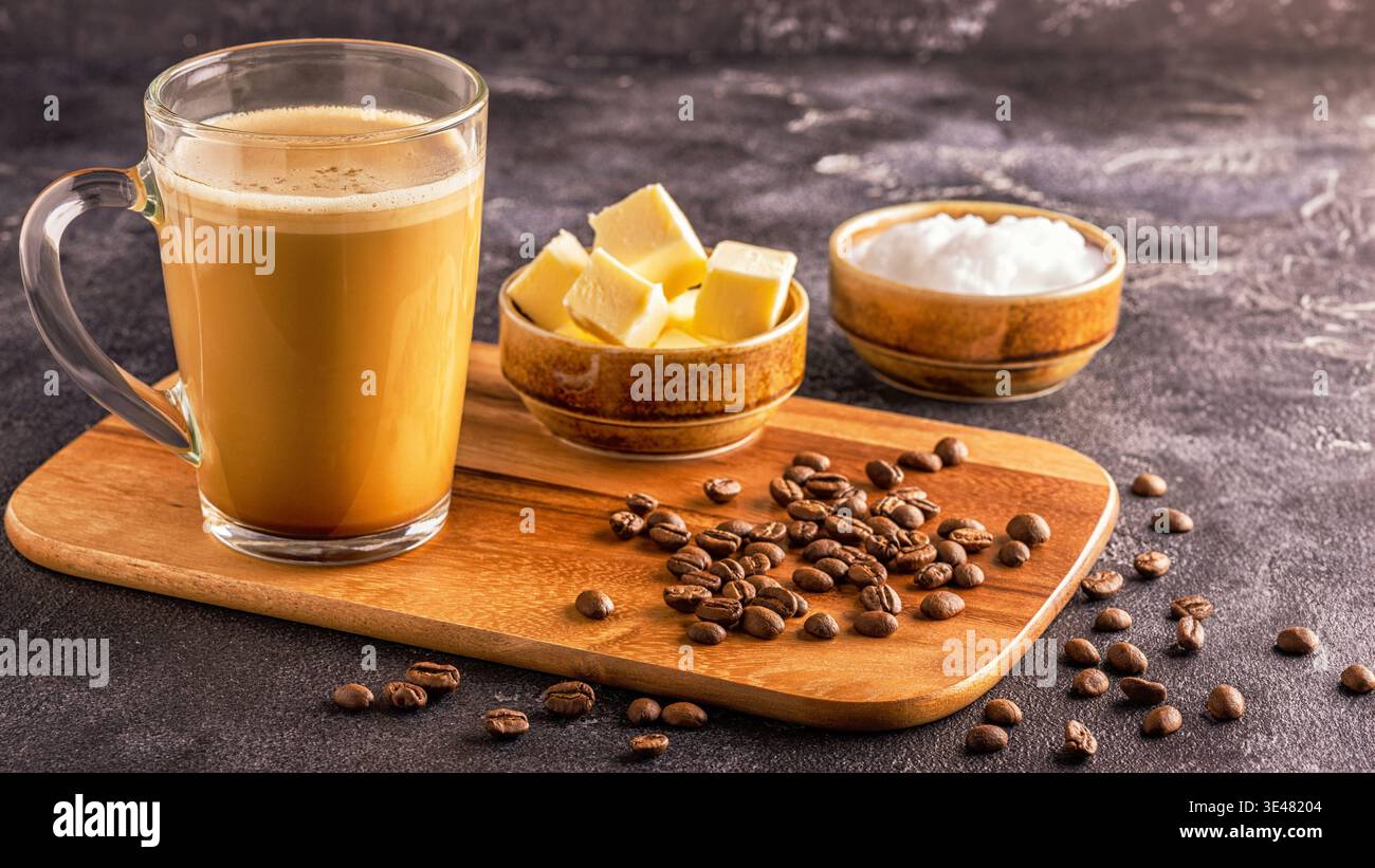 Bulletproof caffè, mescolato con burro di organico e MCT olio di noce di cocco, paleo, cheto, ketogenic bere prima colazione. Foto Stock