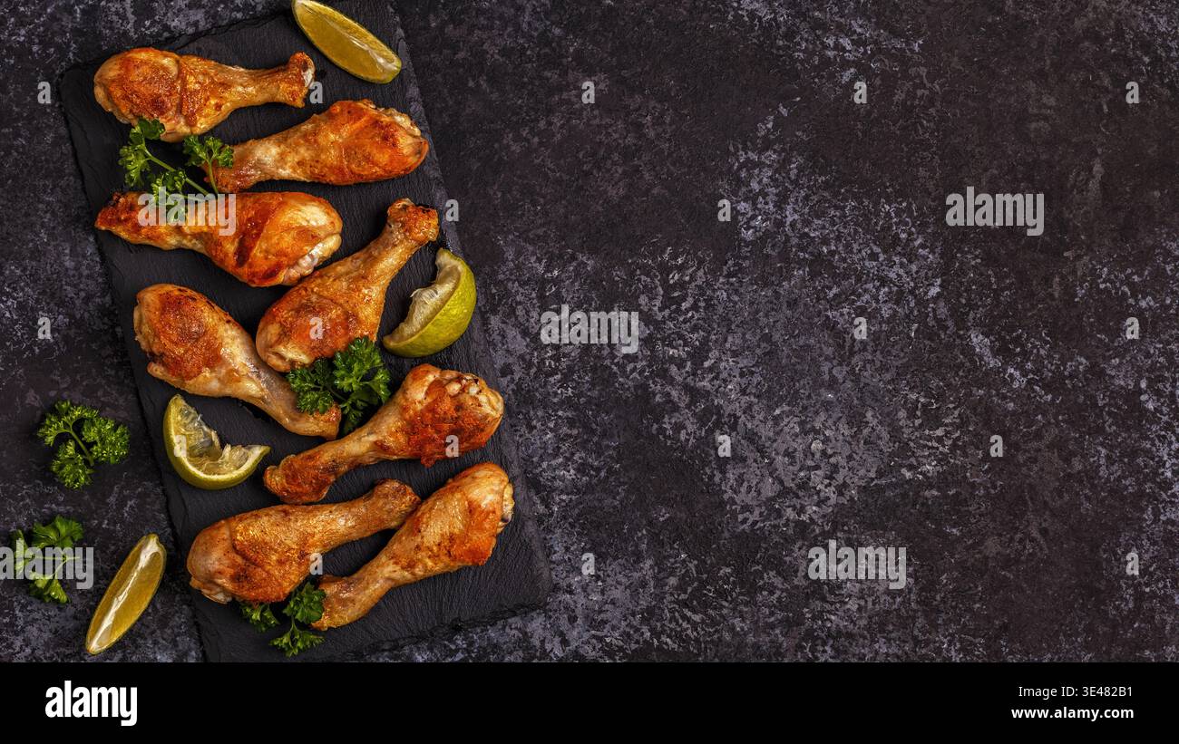 Pollo fritto gambe, vista dall'alto, copia dello spazio. Foto Stock