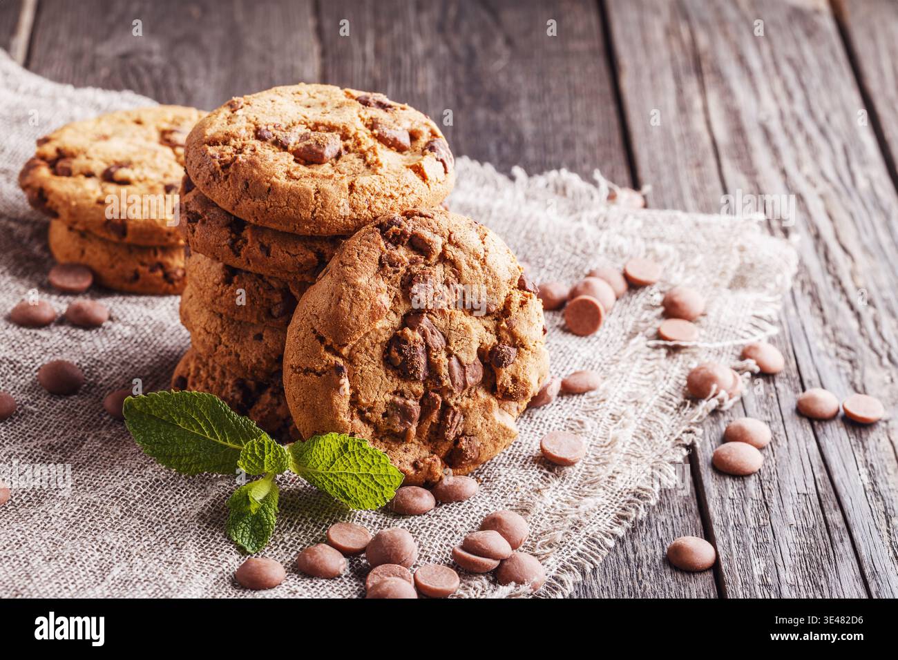 I biscotti al cioccolato con menta e gocce di cioccolato, il fuoco selettivo. Foto Stock