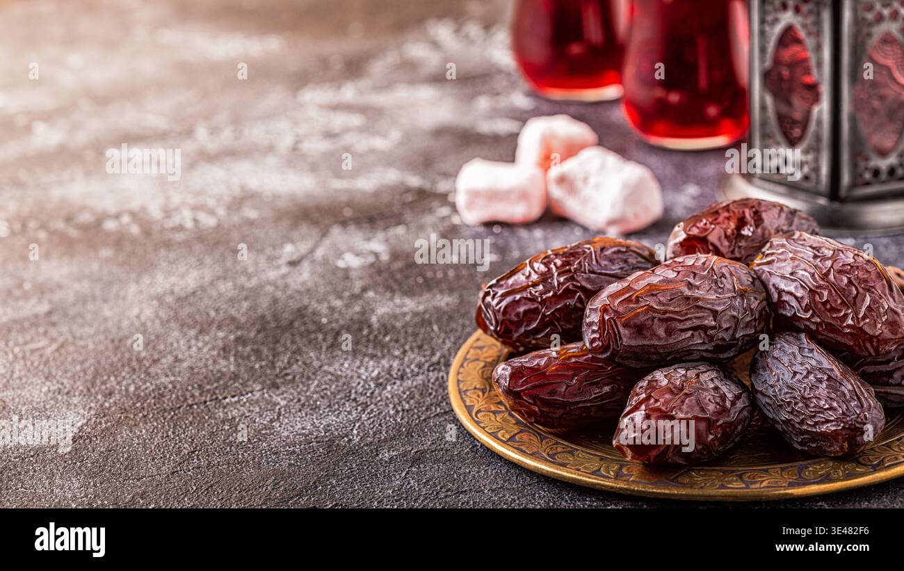 Medjool freschi date. Il Ramadan kareem. Copia dello spazio. Foto Stock