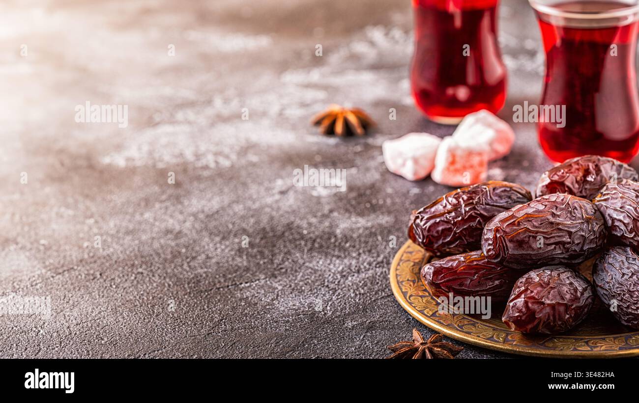Medjool freschi date. Il Ramadan kareem. Copia dello spazio. Foto Stock