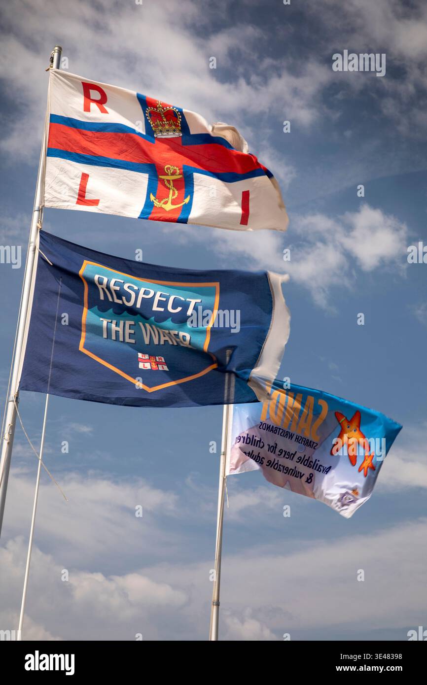 Regno Unito, Inghilterra, Lincolnshire, Mablethorpe, spiaggia, RNLI rispetta le bandiere d'acqua sulla spiaggia Foto Stock