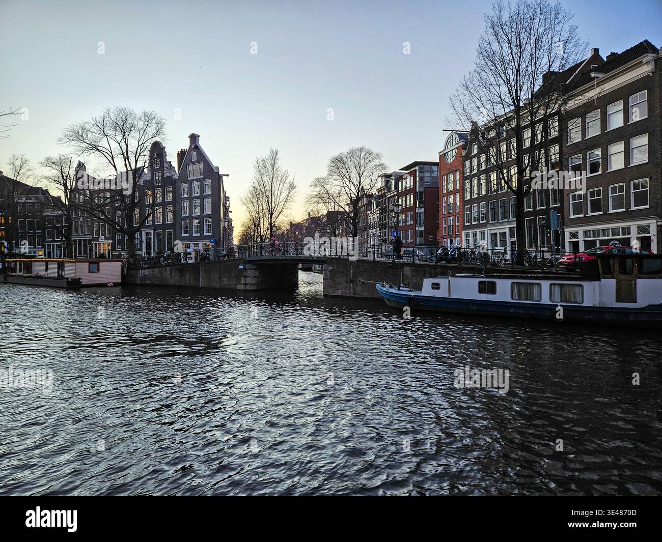 Barche casa nei canali di Amsterdam Foto Stock