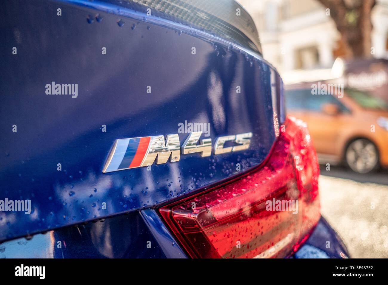 LONDRA - 4 FEBBRAIO 2026: Primo piano del badge BMW M4 CS su un'auto bagnata con gocce di pioggia Foto Stock