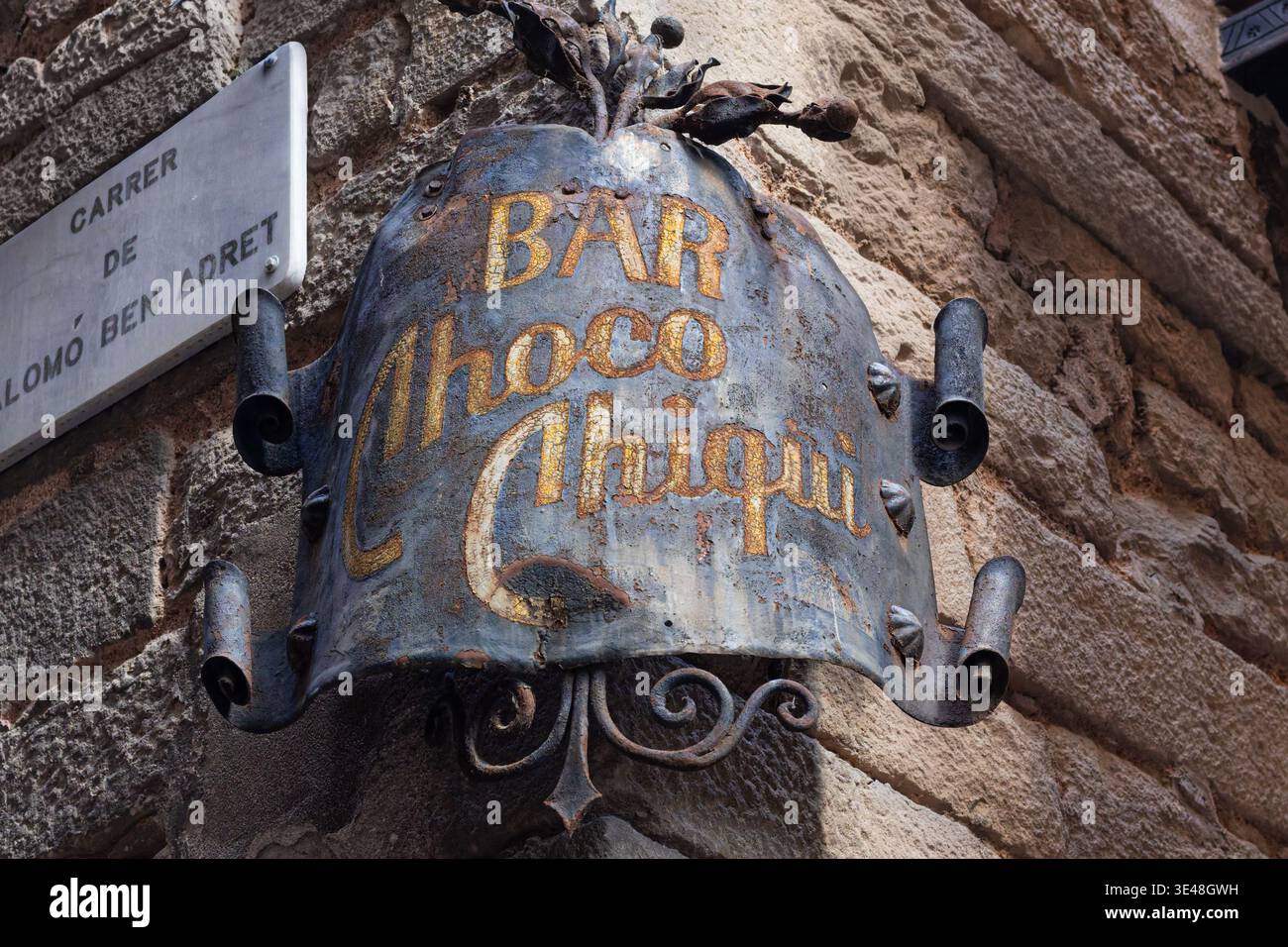 Insegna vintage Bar Choco Chiqui sul muro storico di Barcellona Foto Stock