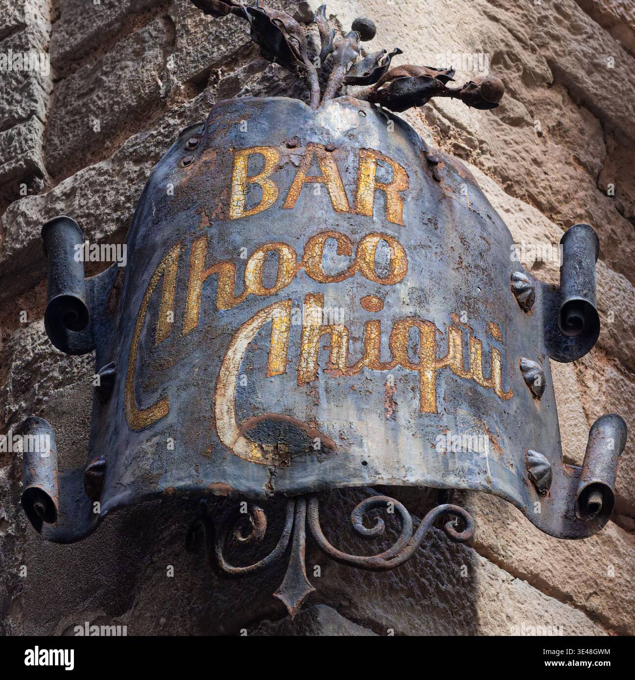 Il vecchio Bar Choco Chiqui firma sulla facciata in pietra di Barcellona Foto Stock