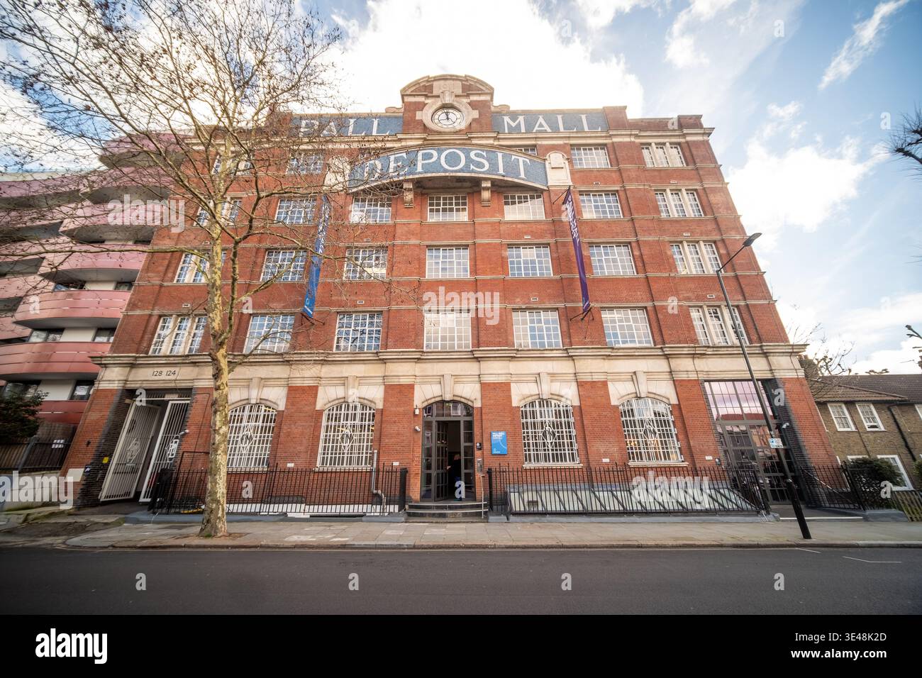 LONDRA - 24 FEBBRAIO 2026: Storico deposito di Ball Mall ex edificio della Royal mail in Barlby Road North Kensington Foto Stock