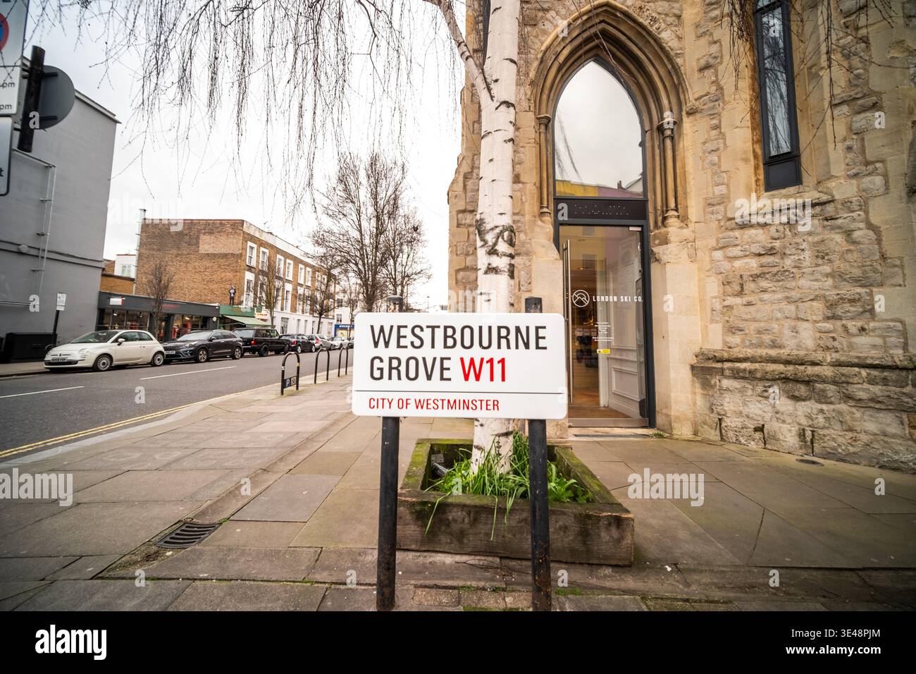 LONDRA - 26 FEBBRAIO 2026: Cartello stradale Westbourne Grove W11 con London Ski Co, edificio storico della chiesa di Notting Hill Foto Stock