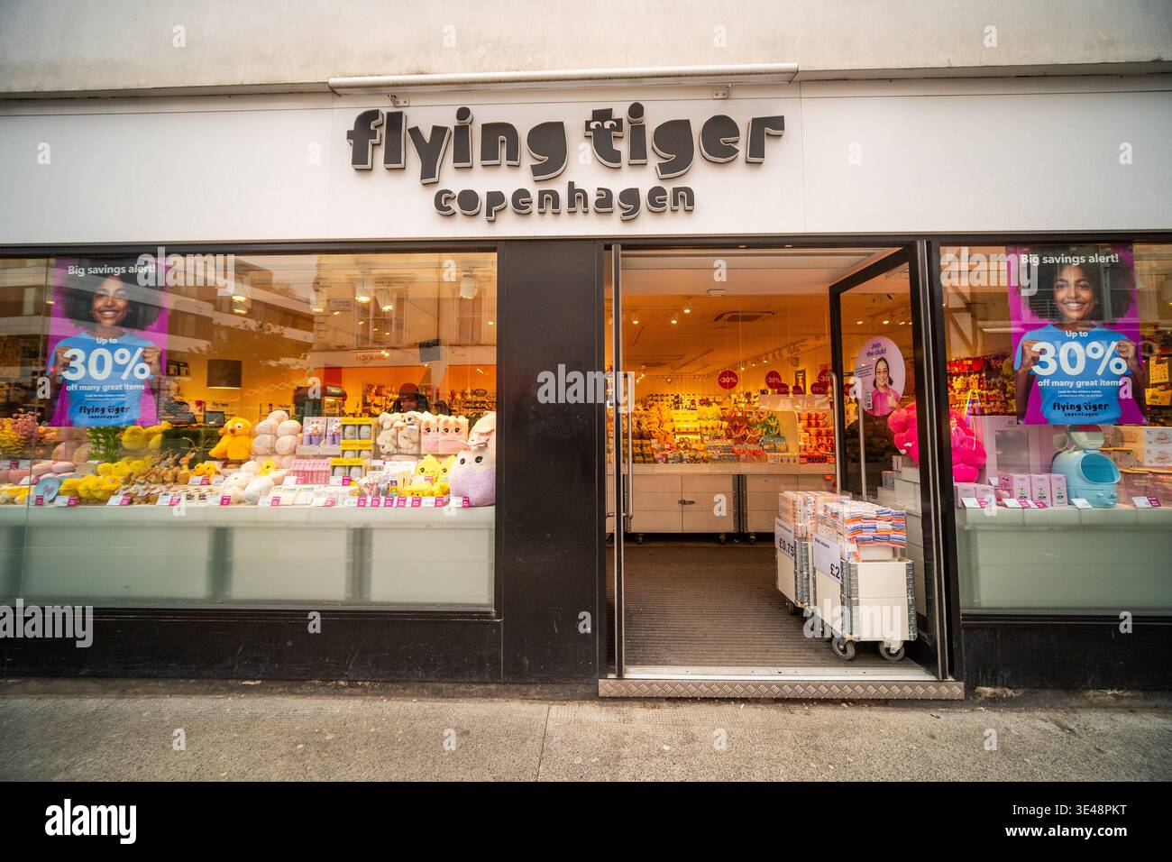 LONDRA - 26 FEBBRAIO 2026: Flying Tiger Copenhagen design danese e negozio di articoli da regalo su Westbourne Grove Notting Hill Foto Stock