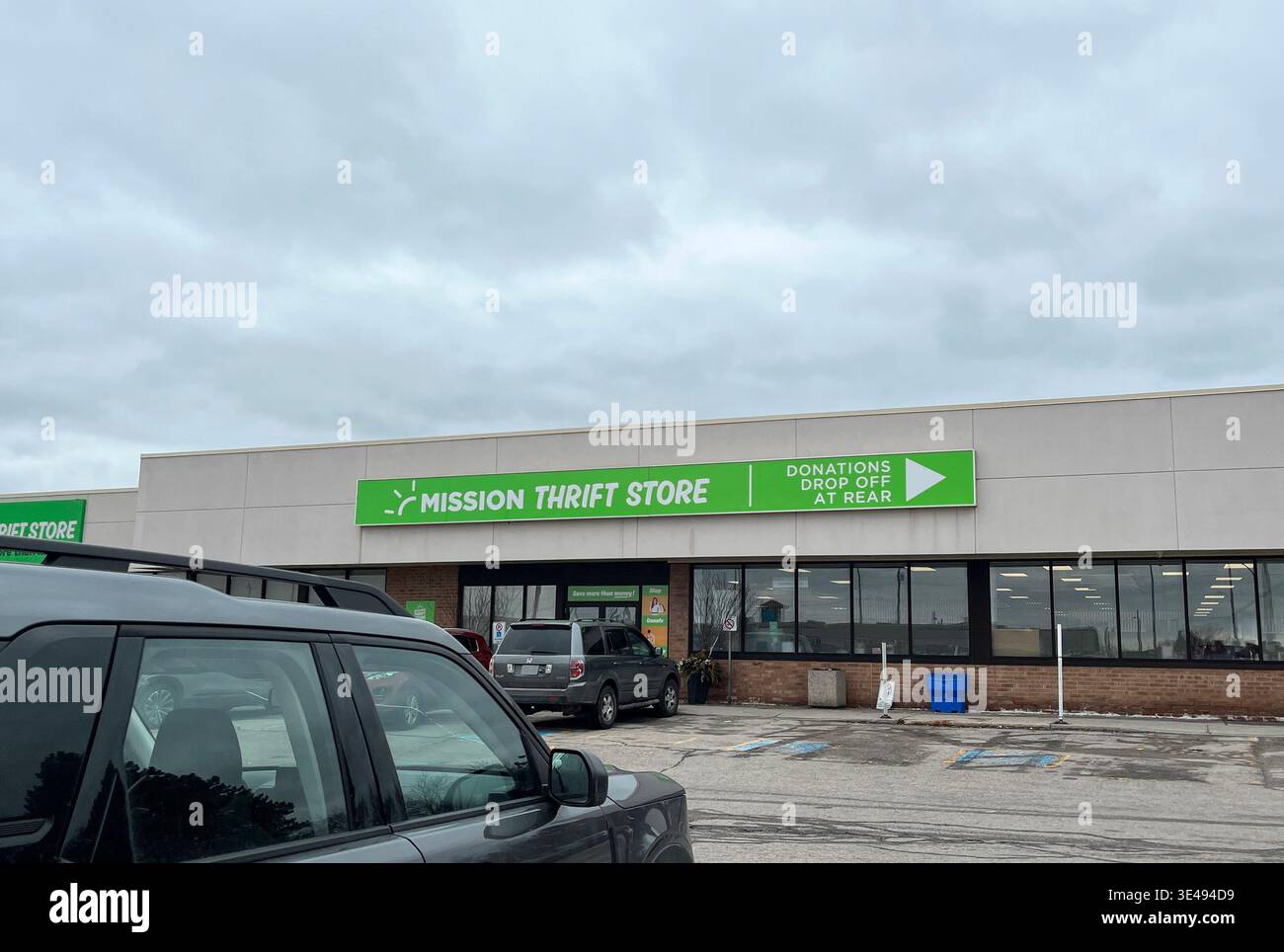 Newmarket, Ontario, Canada - 21 marzo 2026: Ingresso all'aperto del centro commerciale Mission Thrift Store con cartellonistica visibile sul punto vendita. Vendita al dettaglio in aperta sh Foto Stock