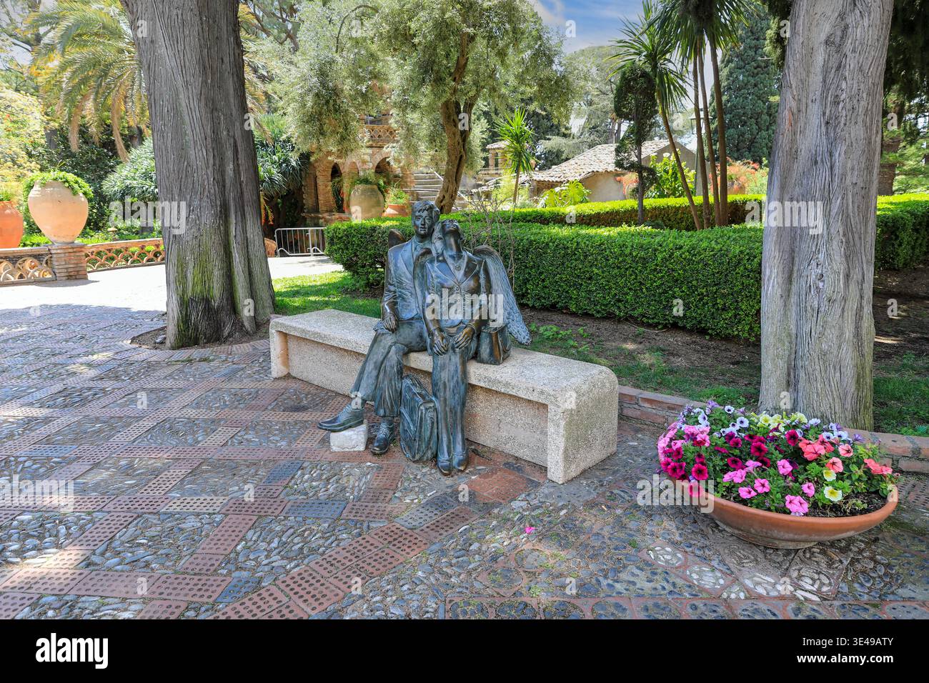La scultura "Angeli del nostro tempo" dello scultore Piero Guidi a Firenze nel parco Trevelyan, Taormina, Sicilia, Italia, Europa Foto Stock