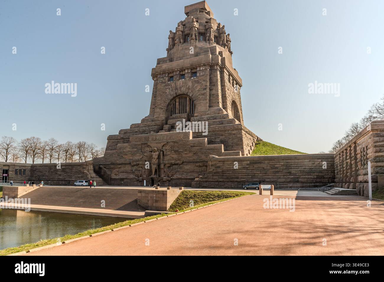 Monumento alla Battaglia delle Nazioni, Lipsia, vista generale da sud-ovest: Una struttura monumentale alta 91 metri risalente al 1913, caratterizzata da un bacino d'acqua e un asse da parata; inaugurata in occasione del 100° anniversario della Battaglia delle Nazioni. Lipsia, Sassonia, Germania Foto Stock
