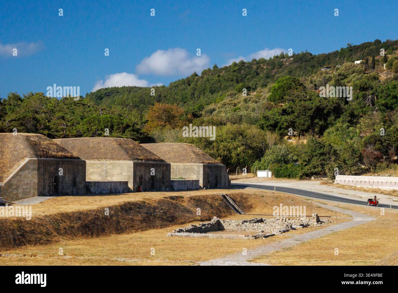 Bunker storici e strutture fortificate lungo la strada sulla penisola di Gallipoli, Canakkale Turchia Foto Stock