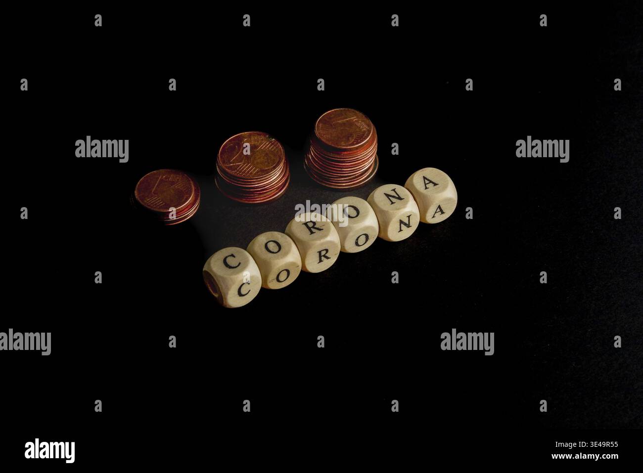 Blocchi di parole che scrivono Corona con pile di monete in declino, illustrando l'impatto economico Foto Stock