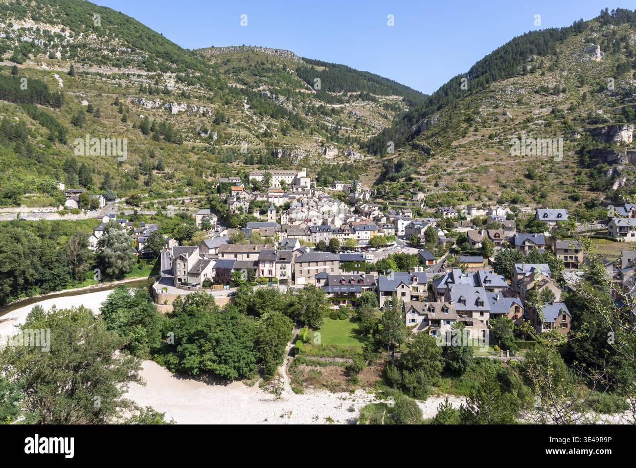 Storico villaggio di Sainte-Enimie situato lungo il fiume Tarn all'interno di una valle panoramica, Occitanie, Francia Foto Stock
