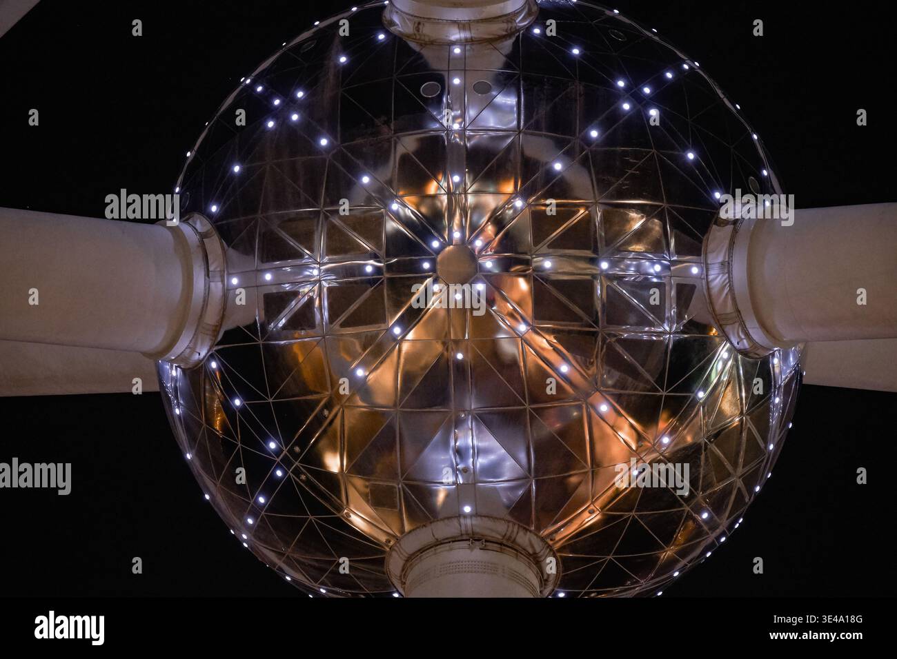 L'Atomium illuminato di notte - Bruxelles, Belgio Foto Stock