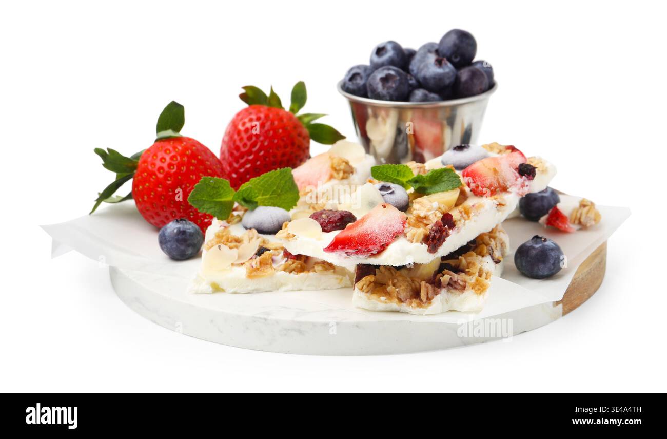 Pezzi di gustosa corteccia di yogurt con frutti di bosco, muesli e menta isolati su bianco Foto Stock