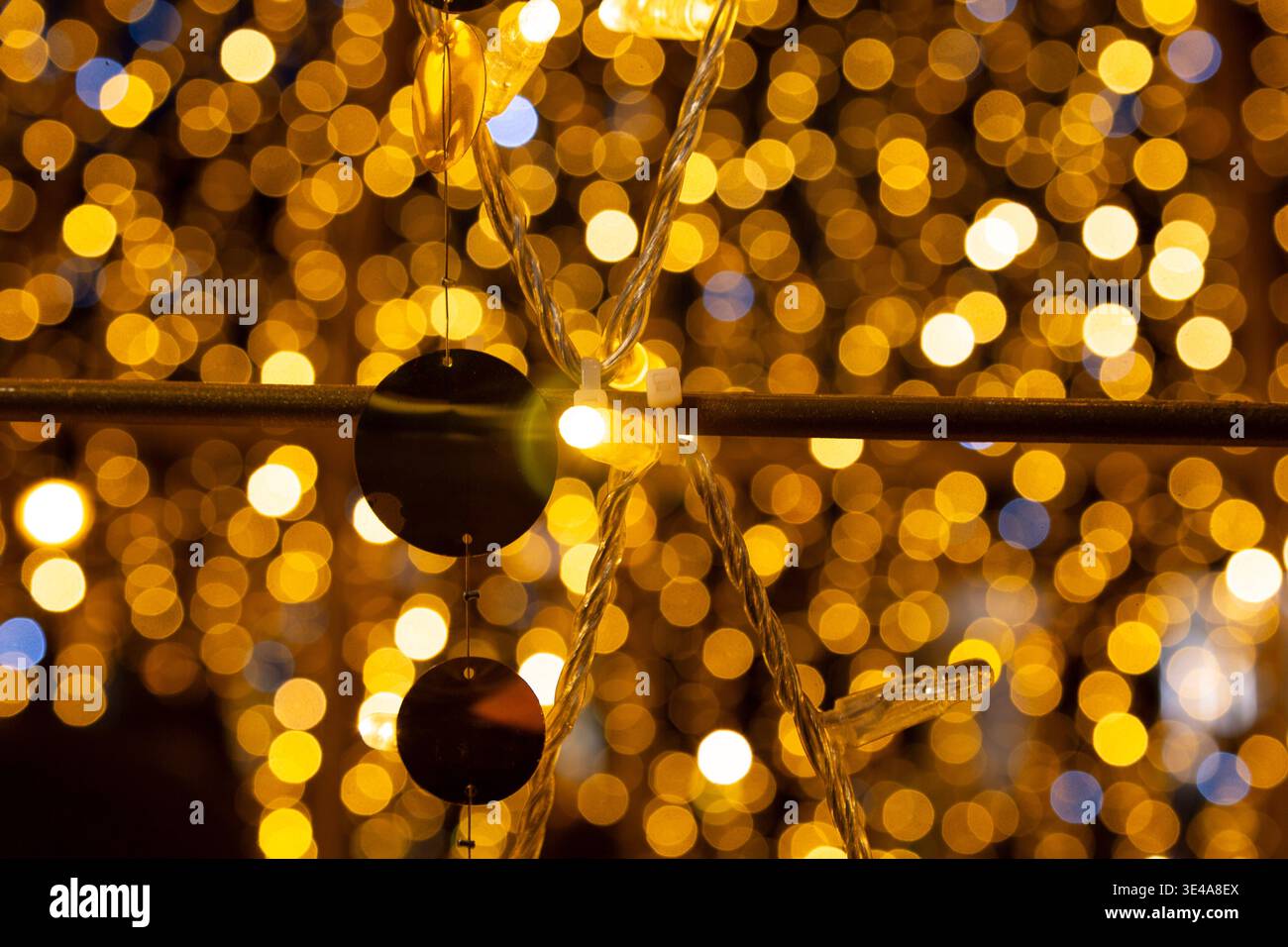 Luci di Natale, luci dorate, glitter dorati, astratti, sfocati Foto Stock