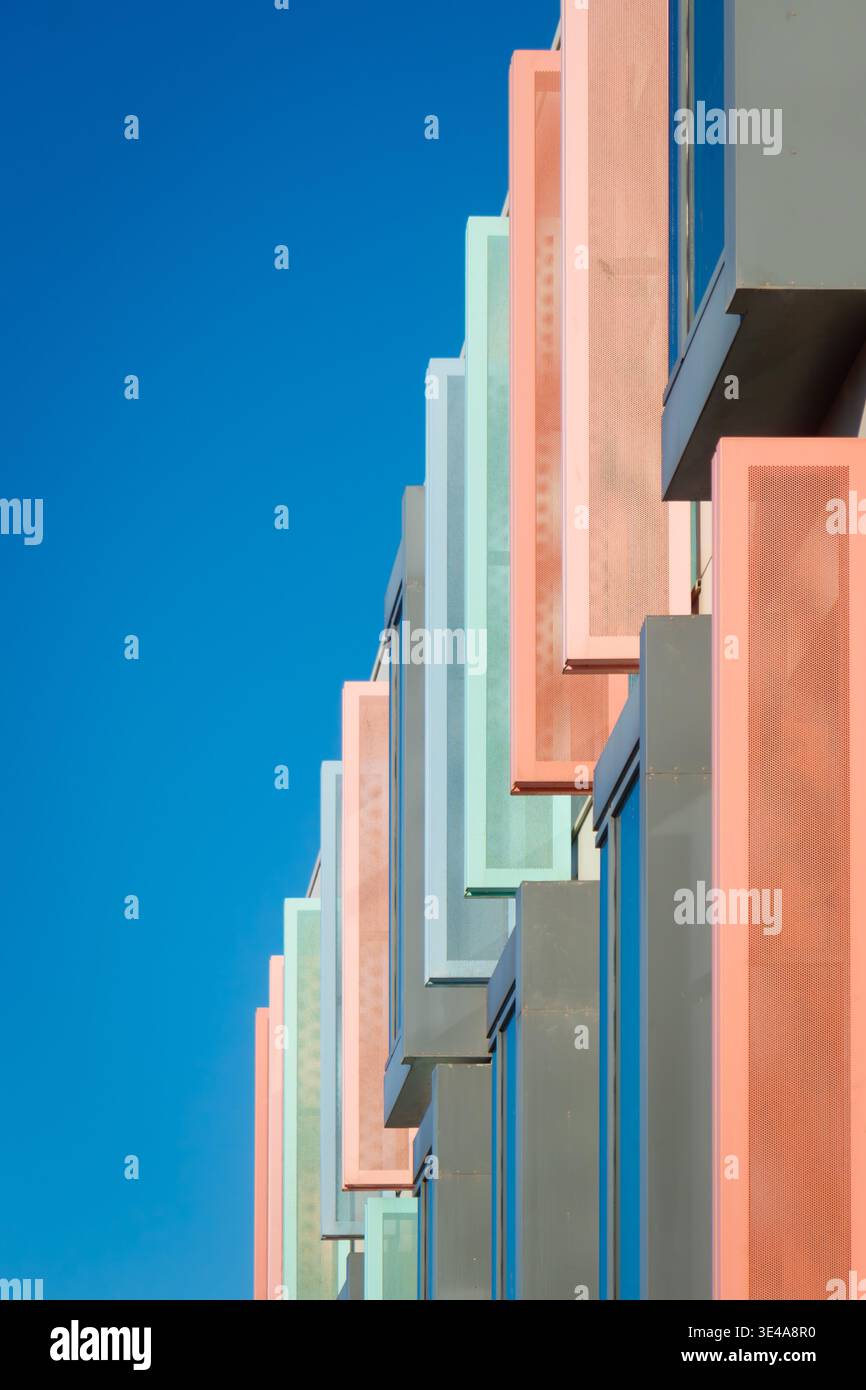 Facciata architettonica moderna con pannelli verticali colorati Foto Stock
