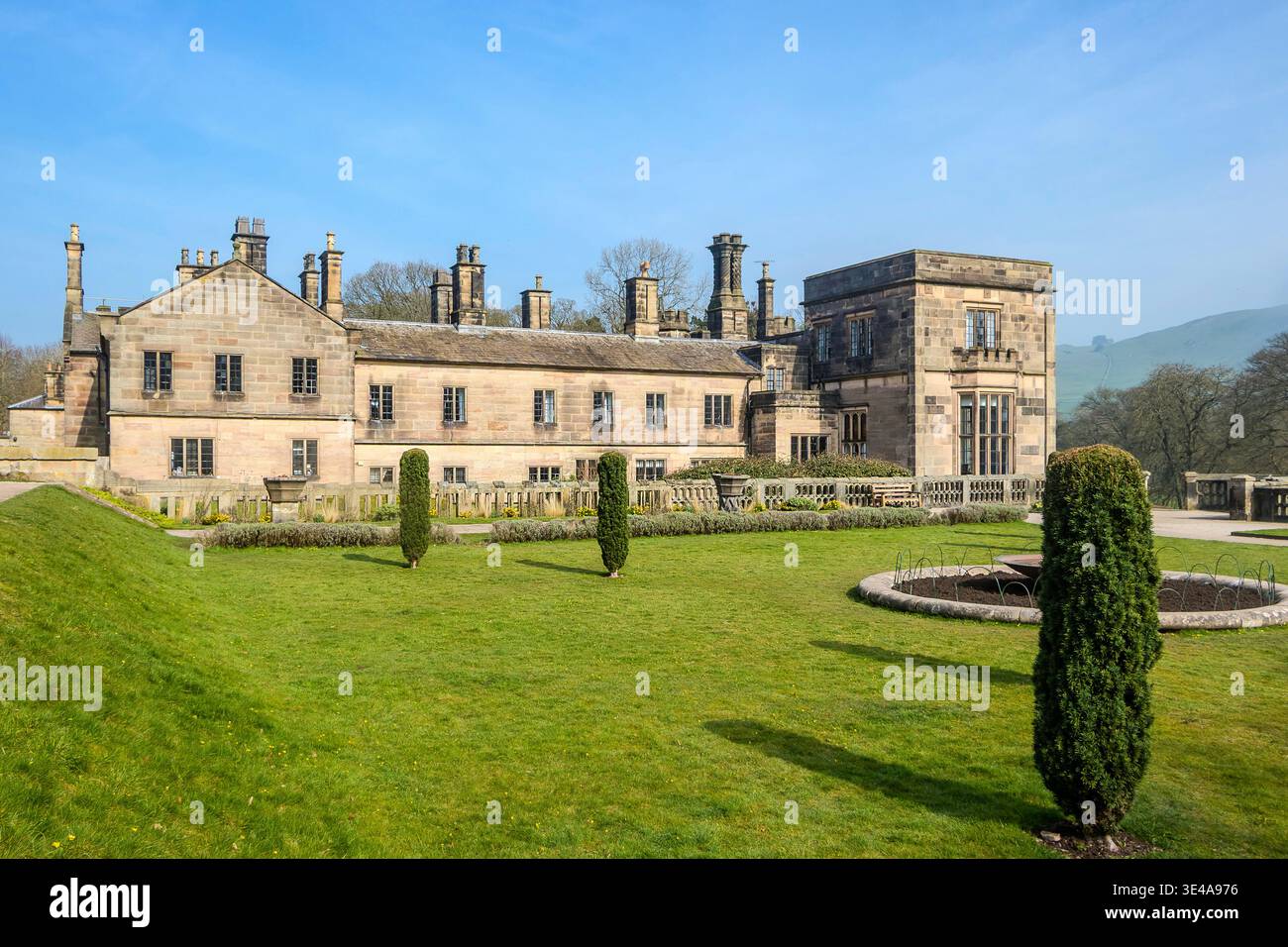La facciata storica di Ilam Hall con giardini curati e topiary nel Peak District National Park dello Staffordshire, Inghilterra Foto Stock