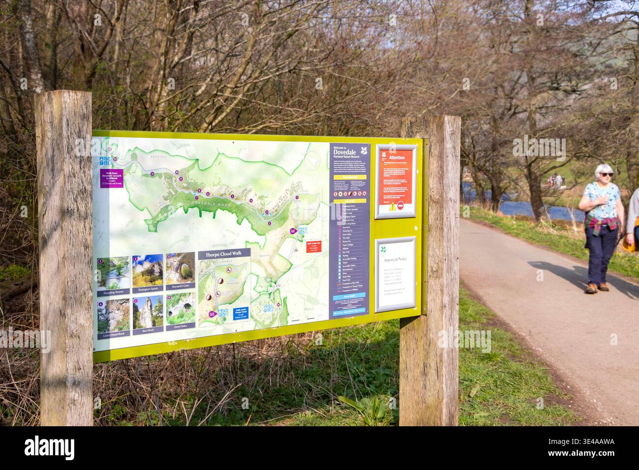 Bacheca informativa e mappa per i visitatori della Dovedale National Nature Reserve nel Peak District National Park Foto Stock
