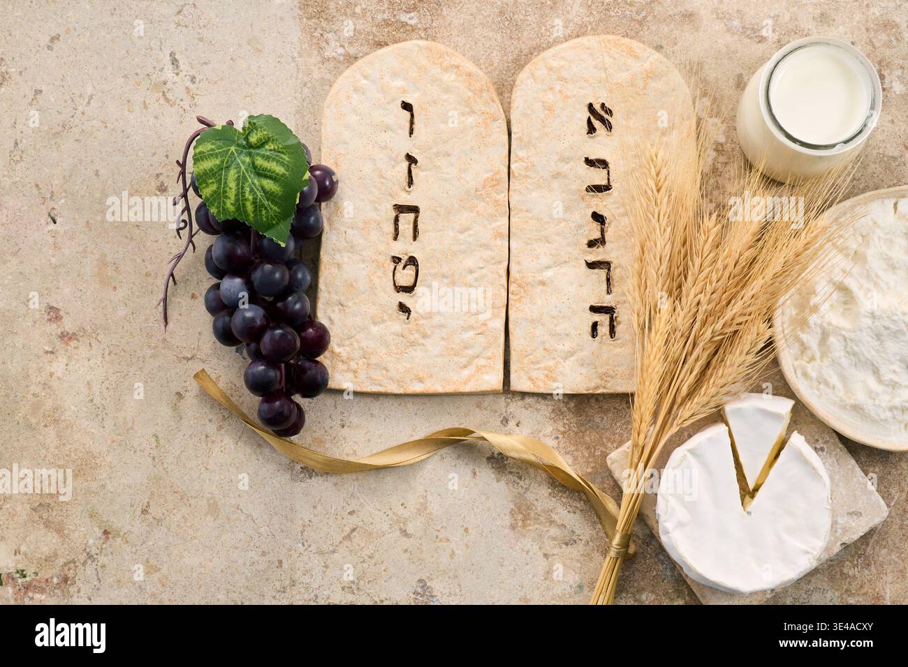 Shavuot simboli festivi, tra cui dieci comandamenti e cibi da raccolta Foto Stock