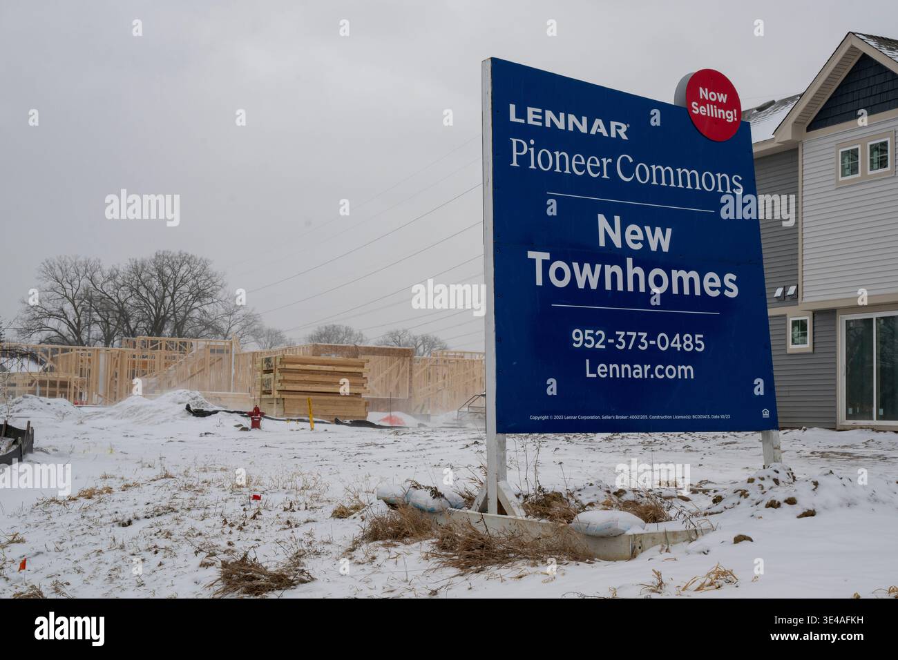 Little Canada, Minnesota. Nuove case in vendita a prezzi di $350.000. Costruire nuove residenze cittadine nel duro inverno del Minnesota. Foto Stock