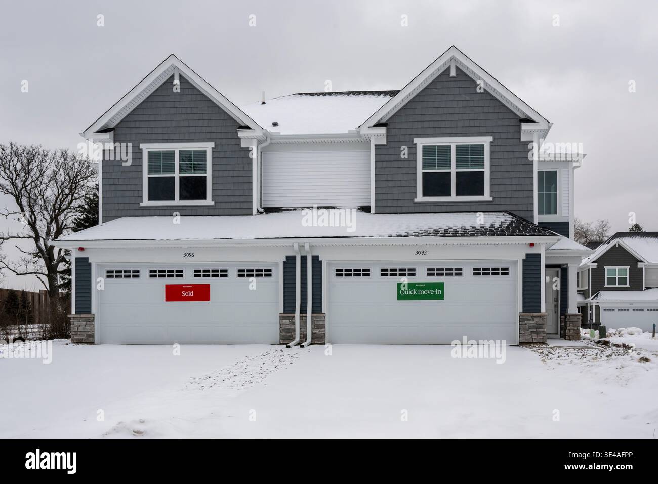 Little Canada, Minnesota. Nuove residenze in una comunità pianificata in vendita nella fascia di prezzo di $350.000 in inverno. Foto Stock