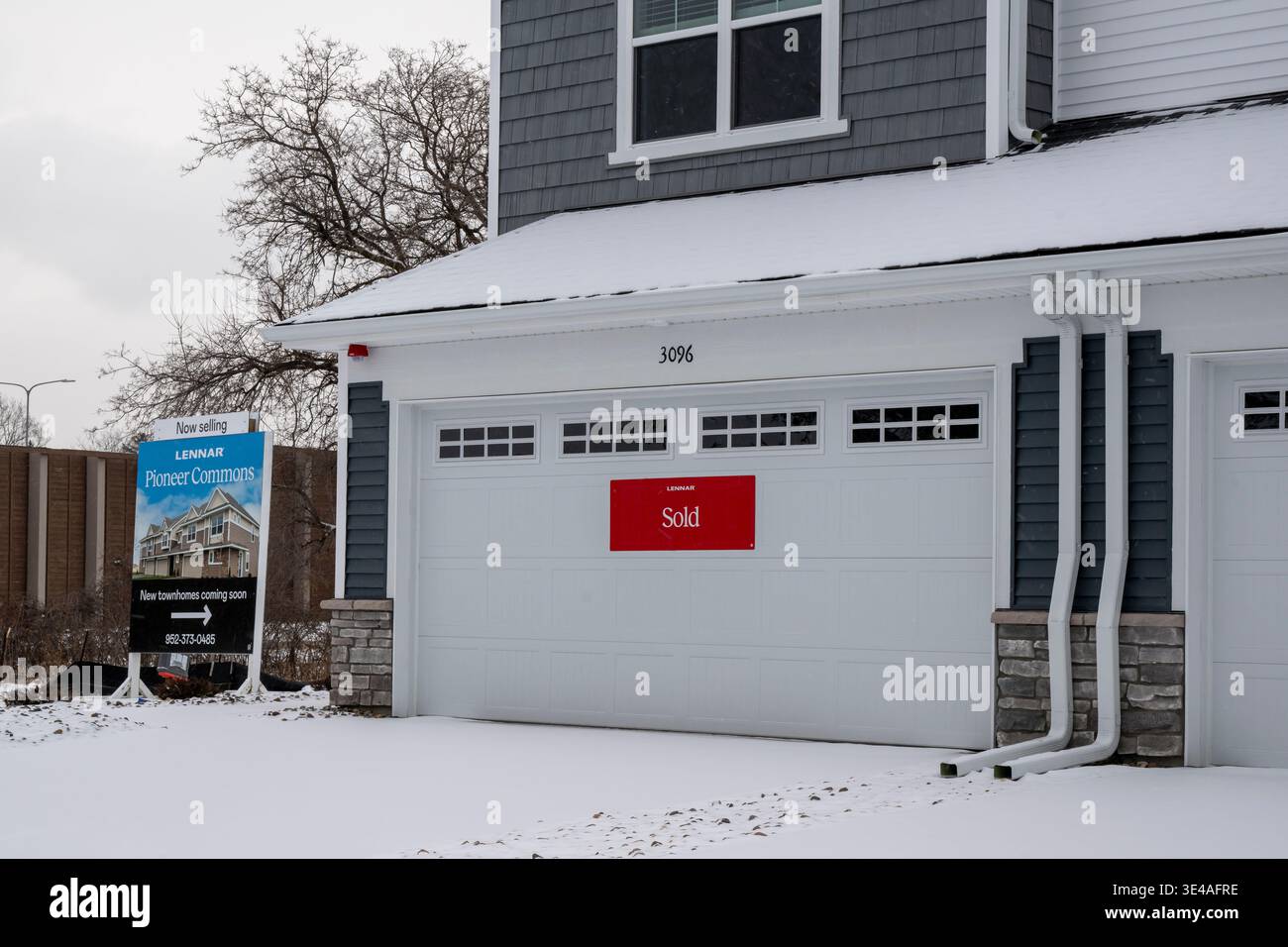 Little Canada, Minnesota. Nuove case in vendita a prezzi di $350.000. Costruire nuove residenze cittadine nel duro inverno del Minnesota. Foto Stock