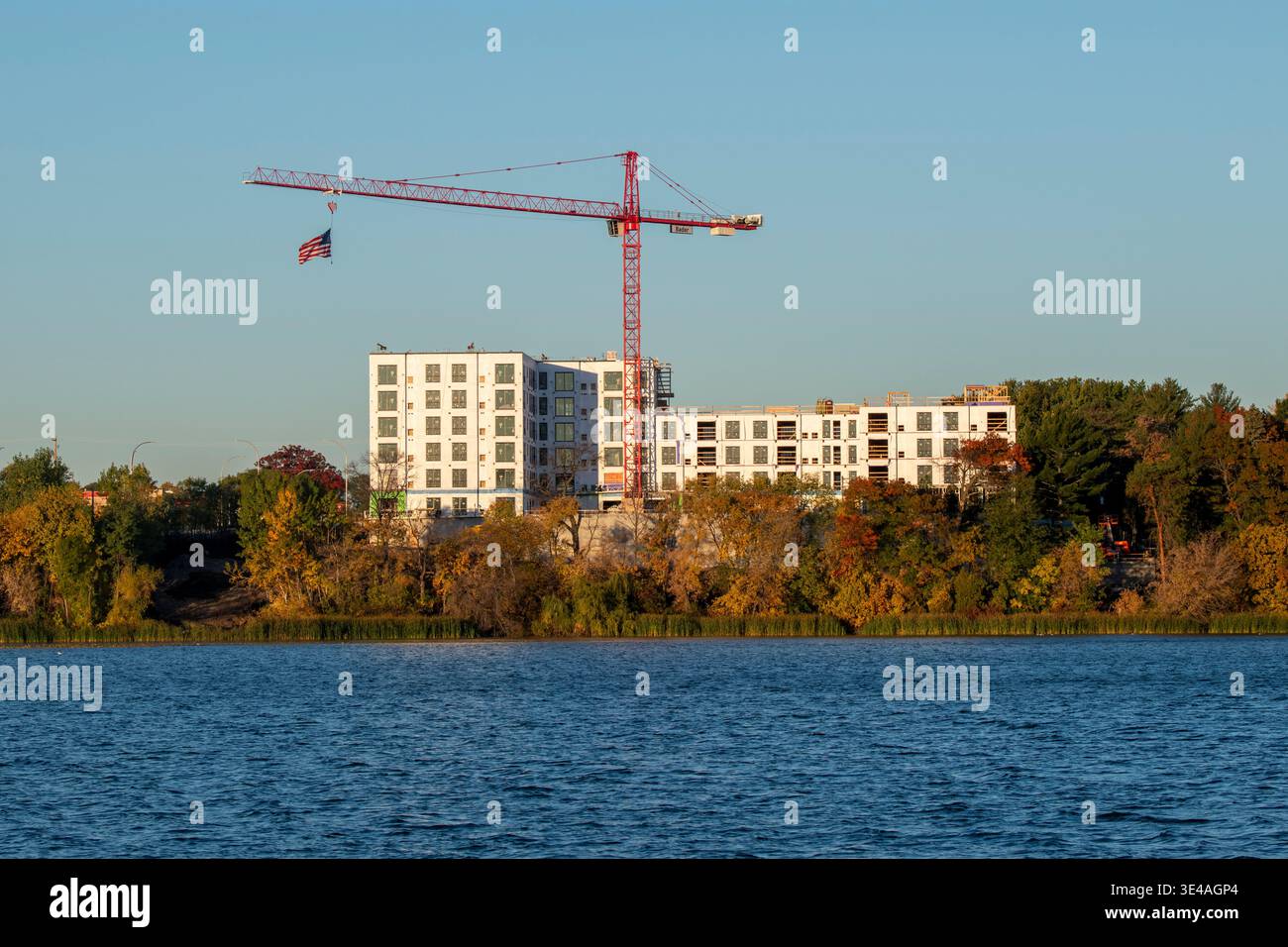 Vadnais Heights, Minnesota. Nuovi appartamenti di lusso in costruzione con splendida vista sul lago Vadnais. Foto Stock