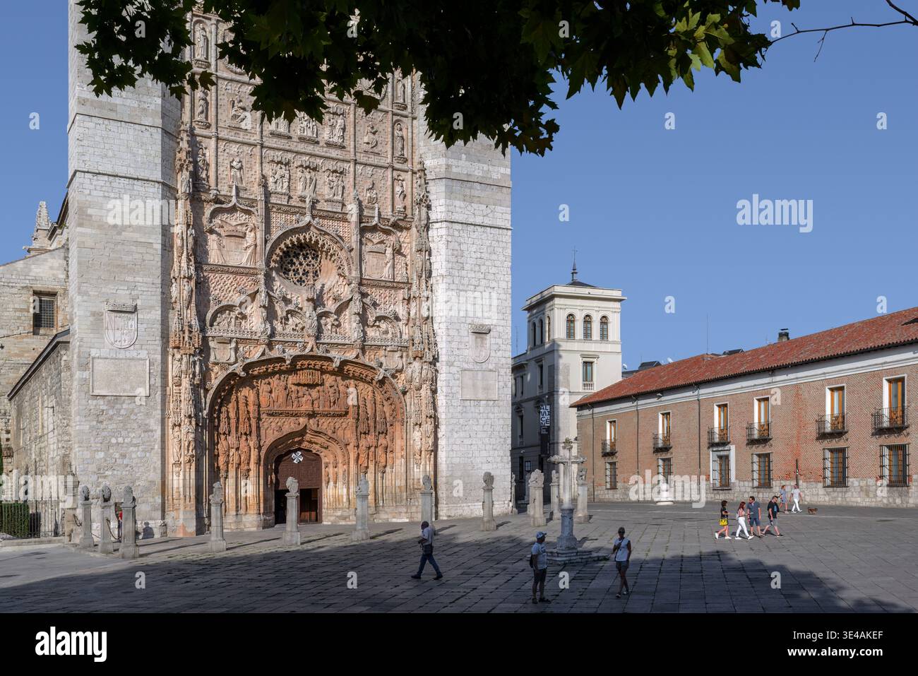 Facciata gotica Isabellina ornata della chiesa di San Pablo a Valladolid, in Spagna, con intricate incisioni in pietra e la piazza pubblica circostante. Foto Stock