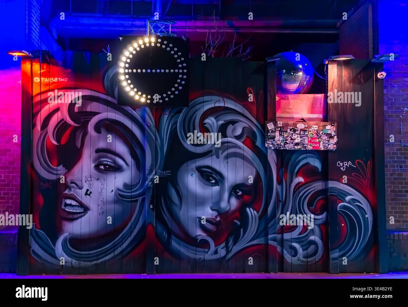 Ingresso all'Ava Club di Berlino Friedrichshain, Germania. Con segnaletica al neon illuminata all'ingresso del club durante la notte. Uso editoriale. Foto Stock
