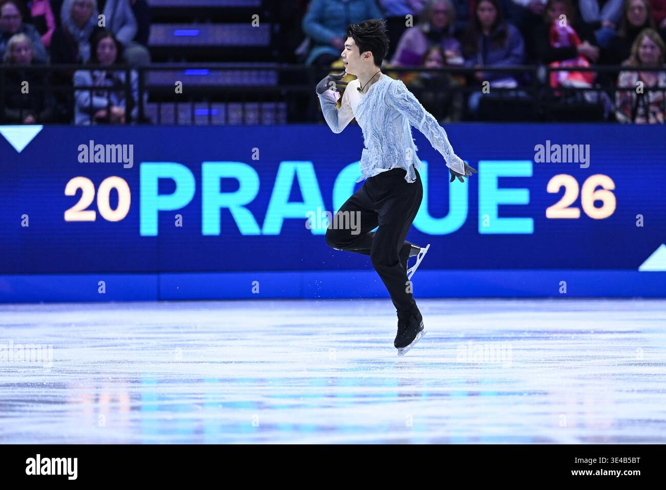 Praga, Repubblica Ceca. 26 marzo 2026. Il cinese Chen Yudong si esibisce durante il programma corto maschile dei Campionati del mondo di pattinaggio di figura ISU 2026 a Praga, Repubblica Ceca, 26 marzo 2026. Crediti: Zhang Haofu/Xinhua/Alamy Live News Foto Stock