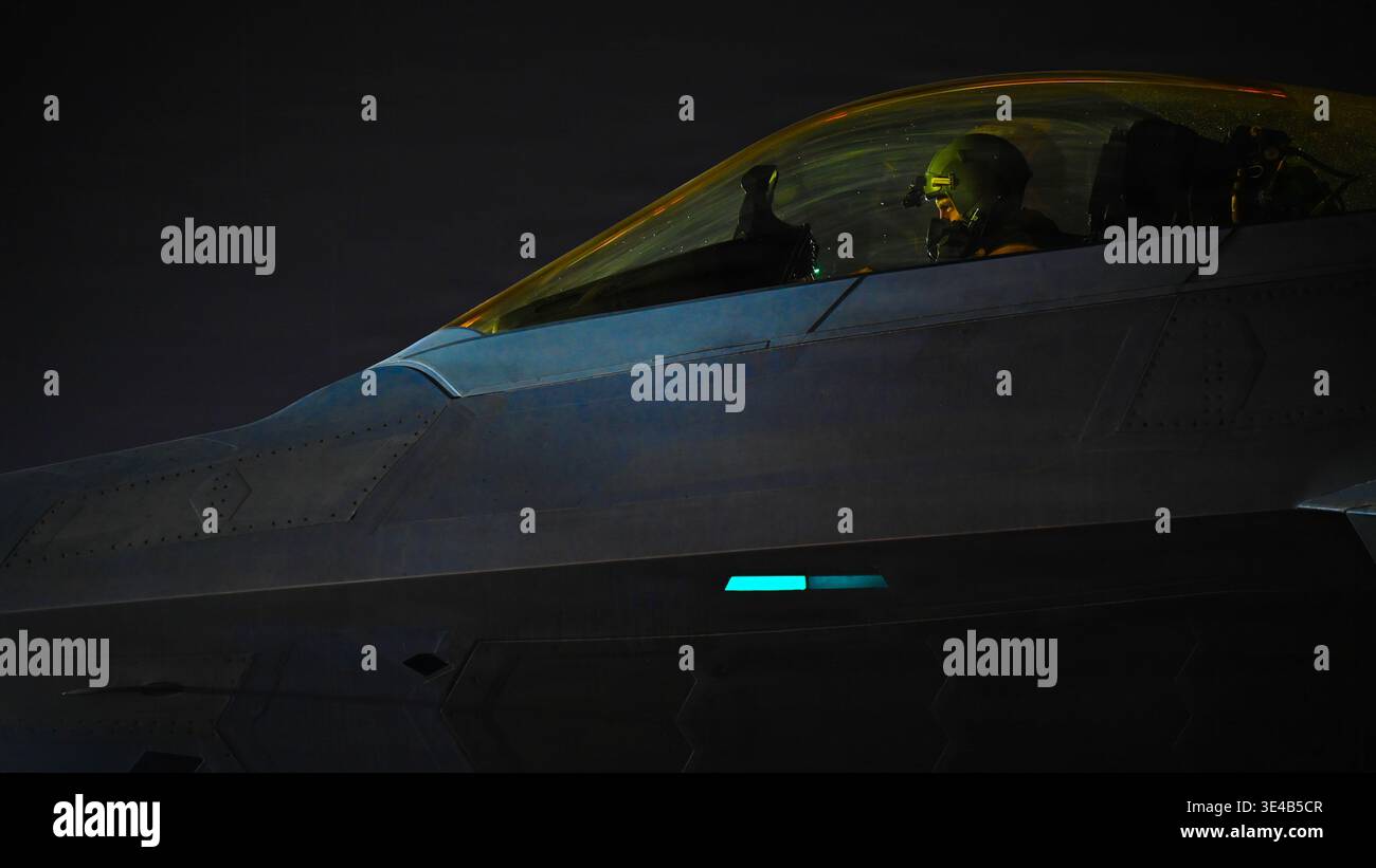 A U.S. Air Force Airmen taxis an an F-22 Raptor during Operation Epic Fury in the U.S. Central Command area of Responsibility, 15 marzo 2026. (Foto U.S. Air Force) Foto Stock