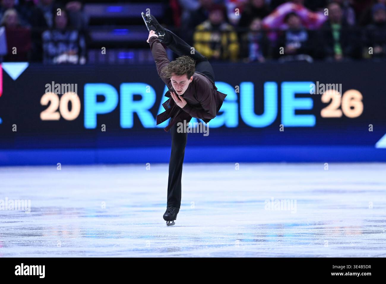 Praga, Repubblica Ceca. 26 marzo 2026. Nika Egadze della Georgia si esibisce durante il breve programma maschile dei Campionati del mondo di pattinaggio di figura ISU 2026 a Praga, Repubblica Ceca, 26 marzo 2026. Crediti: Zhang Haofu/Xinhua/Alamy Live News Foto Stock