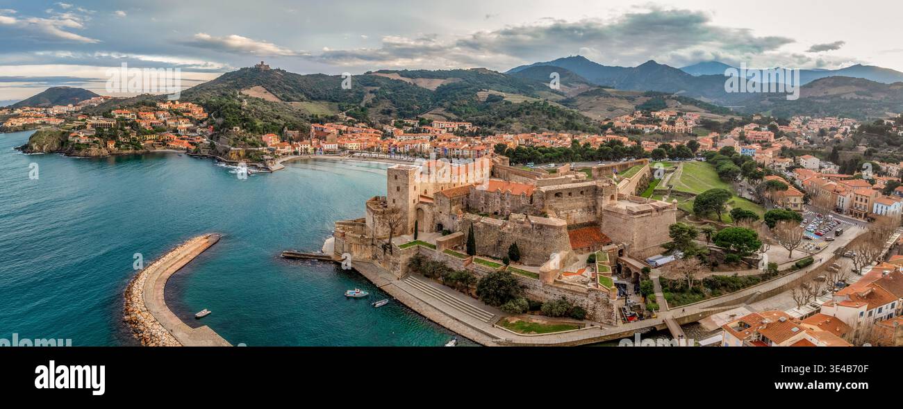 Visita Collioure: Esplora l'iconica chiesa con cupola rosa, l'imponente castello reale e i forti a forma di stella di Vauban sulla splendida costa catalana francese. Foto Stock