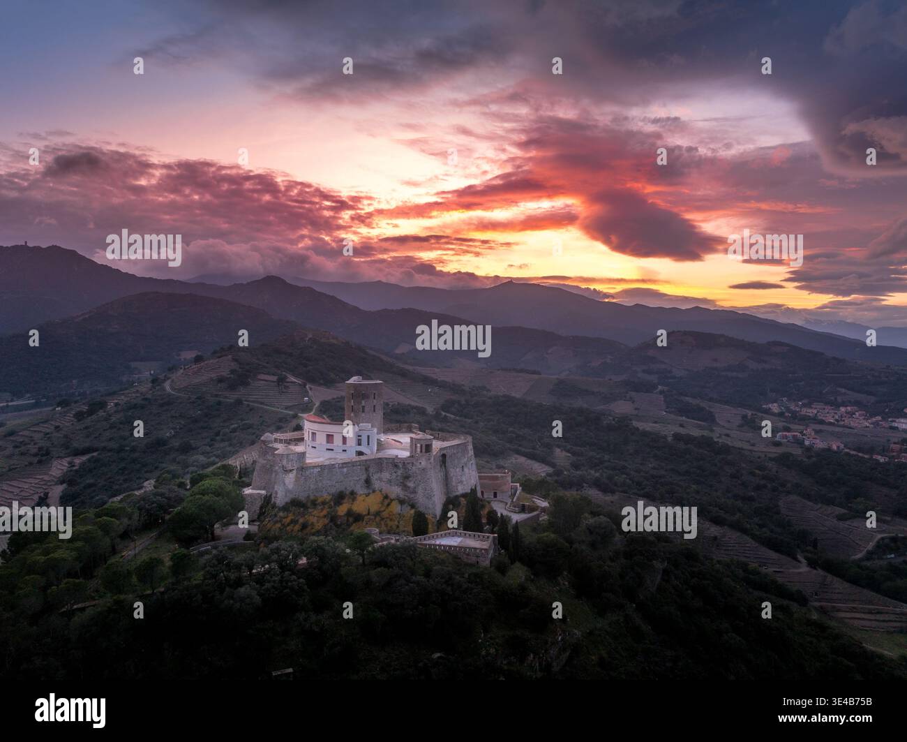 Spettacolare vista aerea al tramonto del forte a forma di stella di Sant'Elmo in Collioure con cielo rosa arancione Foto Stock
