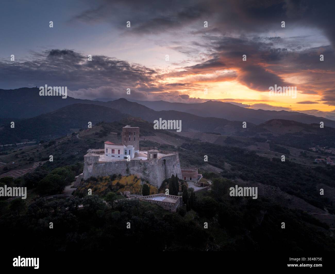 Per Sant'Elmo sopra Collioure in Francia, con il suggestivo e colorato cielo al tramonto Foto Stock