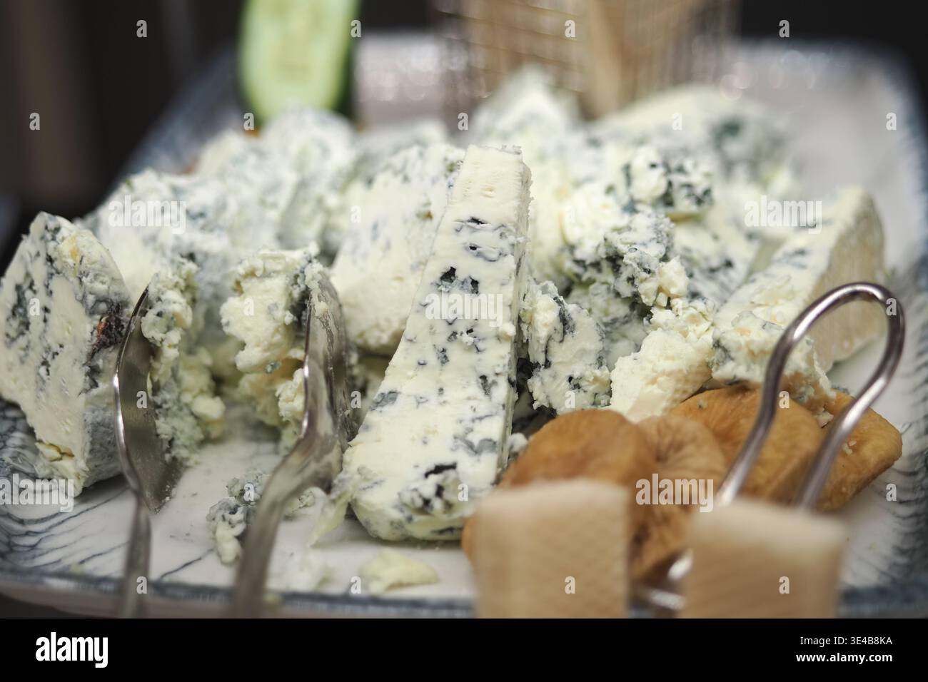Vassoio di formaggi con formaggio blu e frutta secca all'evento Foto Stock