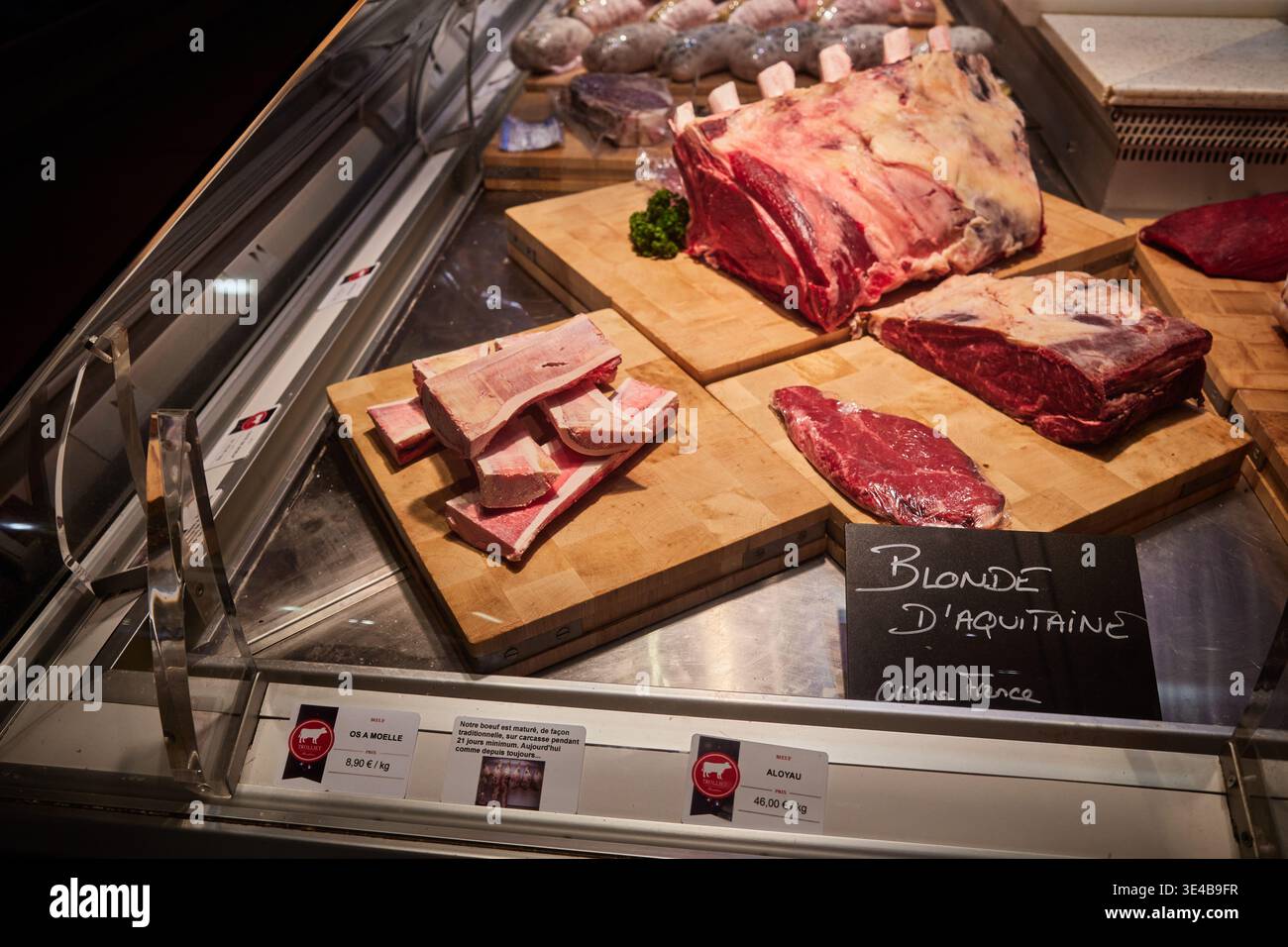 Scoprite l'eccellenza culinaria al Les Halles de Lyon Paul Bocuse. L'iconico mercato propone ingredienti di prima qualità come i tagli di manzo Blonde d'Aquitaine. Foto Stock