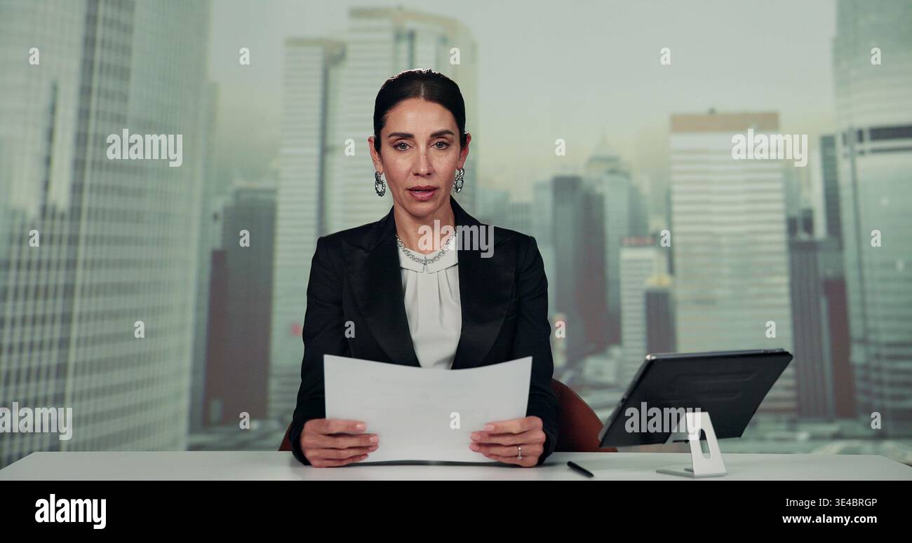 Donna, presentatrice e studio di notizie con note per la trasmissione con conversazione, annuncio o aggiornamento. Persona, ancora e ritratto con i documenti Foto Stock
